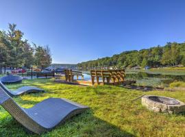 Waterfront Lake Harmony Home with Hot Tub and Fire Pit, hotel en Lake Harmony