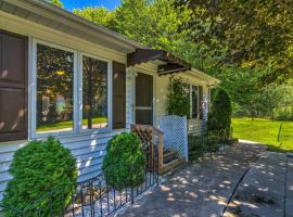 Serene Orchard Park Apartment Large Yard and Patio!: Orchard Park şehrinde bir spa oteli