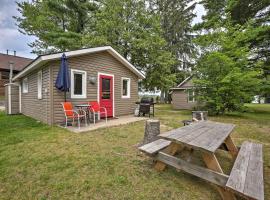 Cozy Suttons Bay Cottage with Shared Dock and Fire Pit、Suttons Bayのホテル