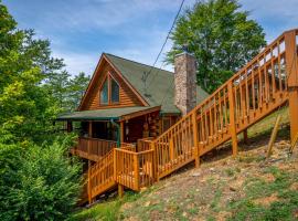 Inviting Sevierville Cabin with Deck and Hot Tub!，賽維爾維爾的Villa