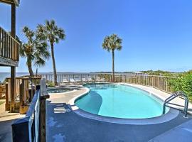 Beachfront Cedar Key Condo with Pool, Spa and Views!, hotel s parkiralištem u gradu 'Cedar Key'
