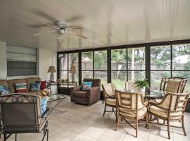 Quiet Home Near Shopping and 15 Miles From Orlando!, alojamento para férias em Orlando