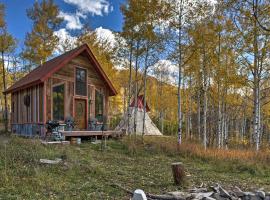Colorful Cabin with Teepee, Fire Pits and Mtn Views!, hotel en Marble