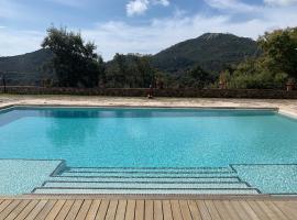 AMAZING Typical House with Swimming Pool, kotedžas mieste Sant Feliu de Gišolsas