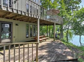 Waupaca Lakefront Home with Pool Table and Dock!, Hotel in Waupaca