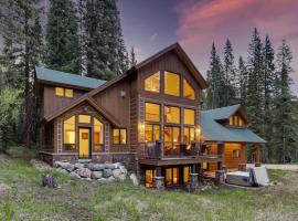 Breckenridge Home with Deck and Hot Tub Near Skiing!، فندق في Blue River