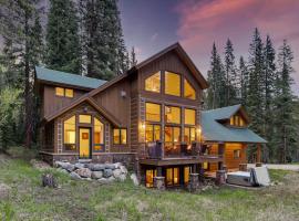 Breckenridge House with Deck and Hot Tub on 1 Acre!、Blue Riverのホテル