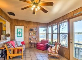 Tow Retreat on Lake Buchanan with Dock and Kayaks!, hotel v destinaci Tow