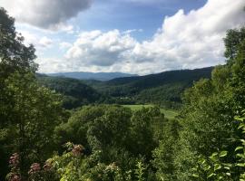 Smoky Mountain Retreat with Deck and Mountain Views!, hótel í Topton
