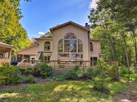 Pocono Lake Paradise with Private Beach and Dock! – willa w mieście Wagners Forest Park