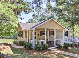 Lakefront Cottage with Private Hot Tub!, villa in Buckhead