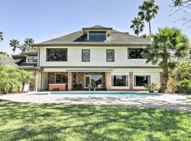 Lakefront Harlingen Home with Pool, Yard and Pool Table, дом для отпуска в городе Харлинген