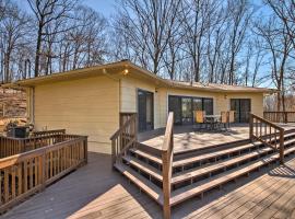 Lake Lanier Home with Dock, Boat Parking, and Grill!, hotell i Gainesville