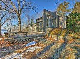 Franklin Home on 14 Acres with Deck and Water Views!, hotell i Franklin