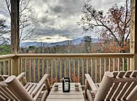 Gatlinburg Cabin with Pool Table and Hot Tub!, hotel in Gatlinburg