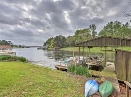 Lake Athens Waterfront Home with Deck and Boat Dock!, hotel con parcheggio ad Athens