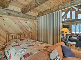 Custom Log Cabin with Deck and 45 Acres by Pine River!，Tustin的Villa