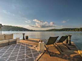 Waterfront Harveys Lake House with Private Dock!, hotell med parkeringsplass i Harveys Lake