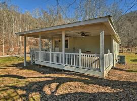 Secluded Marshall Cottage with Hot Tub and Mtn Views! โรงแรมในMarshall