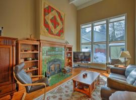 Mtn-View Home w/ Deck: Walk to Dtwn Frisco!, хотел в Фриско