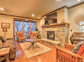 Viesnīca Red Lodge Townhome with Private Hot Tub and Mtn Views! pilsētā Redlodža