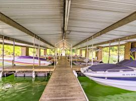 Pet-Friendly Cabin with Designated Boat Slip!, hotel in Fairfield Bay