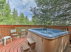 Cozy Lake Arrowhead Cabin with Hot Tub and Deck!, hotel i Lake Arrowhead