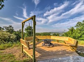 Rustic Lamar Cabin with Deck and Private Hot Tub, hotel with parking in Clarksville