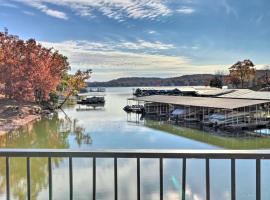 Lake Ozark Condo with Pool and Fishing Docks!, hotel sa hidromasažnim kadama u gradu Lejk Ozark