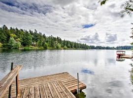 Anderson Island Retreat with Lakefront Deck and Canoe!, hotell med parkering i Johnson Landing