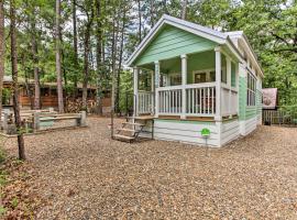 Cozy Broken Bow Getaway with Fire Pit, 5 Mi to Lake!, hotel em Stephens Gap