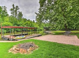 Private Deck and Dock Home on Lake Hamilton!, viešbutis mieste Hot Springsas