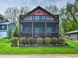 Waterfront Lake Koshkonong Home with Pier and Fire Pit, hotel di Edgerton