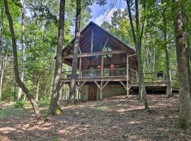 Romantic Asheville Area Cabin with Deck and Hot Tub!, hotel v destinaci Leicester