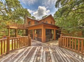 Quiet Inverness Log Cabin with Furnished Deck!, hotel in Floral City