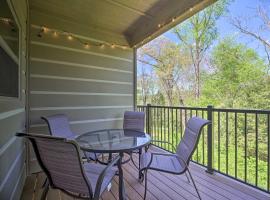 Townsend Condo with Pool, Great Smoky Mountain Views, хотел в Таунсенд