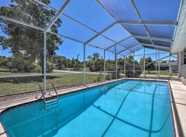 1 Mi to Weeki Wachee Home with Pool in Spring Hill, hotel en Spring Hill