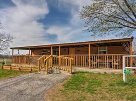 Bartlesville Cabin with Pool, Hot Tub and Trampoline!, hotel ieftin din Bartlesville