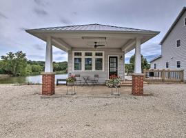 Lakefront Studio Guest Home on Hermann Wine Trail!, parkolóval rendelkező hotel New Havenben