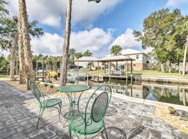 Canalside Crystal River Home with Dock and Kayaks、クリスタルリバーのコテージ