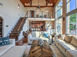 Waterfront Granbury House with Deck and Private Dock!, hotel in Granbury