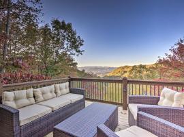 Brevard Chalet with Stunning Blue Ridge Mtn Views!, villa in Brevard