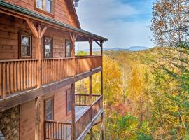 Pigeon Forge Cabin with Hot Tub, Pool Table and Views, mökki kohteessa Sevierville