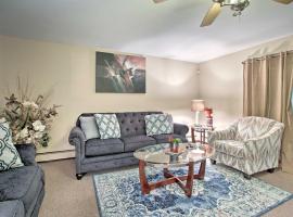 Home with Yard and Patio about 30 Mi to Downtown Chicago, Hotel in Matteson