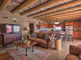 El Prado Adobe Home Courtyard with Mountain Views!, viešbutis mieste El Prado