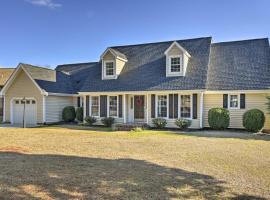 Carolina Lakes Family Home with Pool, Kayaks and Dock!, hotel a Johnsonville