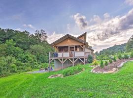 Sawyers Cabin with Hot Tub, 12 Mi to Asheville!, hotel em Fletcher