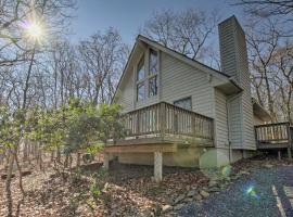 Cozy Wintergreen Cabin Near Mountain Inn and Slopes!, hotel amb aparcament a Wintergreen