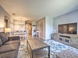 Cozy Condo with Pool Access in the Heart of Branson!, hotel din Branson