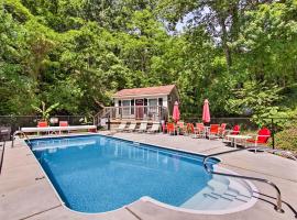 Pigeon Forge Cabin By Dollywood with Private Pool!, cabin in Pigeon Forge